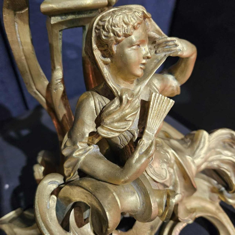 Paire de chenets “Les courtisants“ sculpture en bronze Louis XV rocaille, 19ème siècle