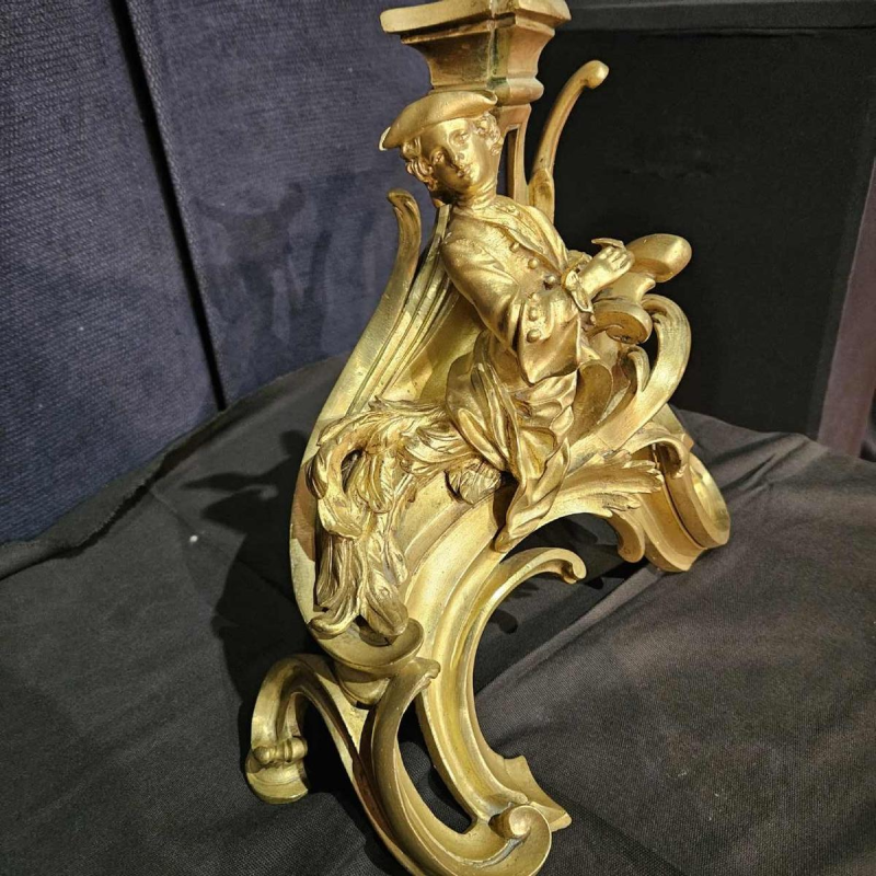 Paar andirons “De hovelingen“ Louis XV rocaille bronzen sculptuur, 19e eeuw