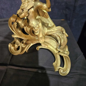 Paar andirons “De hovelingen“ Louis XV rocaille bronzen sculptuur, 19e eeuw