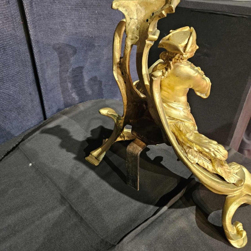 Paire de chenets “Les courtisants“ sculpture en bronze Louis XV rocaille, 19ème siècle