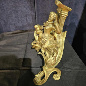 Paire de chenets “Les courtisants“ sculpture en bronze Louis XV rocaille, 19ème siècle