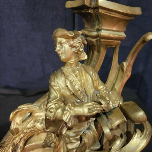 Paire de chenets “Les courtisants“ sculpture en bronze Louis XV rocaille, 19ème siècle