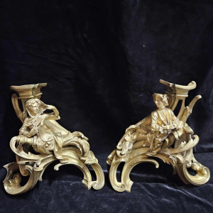 Paire de chenets “Les courtisants“ sculpture en bronze Louis XV rocaille, 19ème siècle