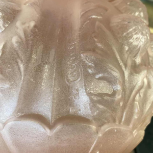 Pierre De Cagny, vase en verre rose dépoli moulé et pressé Art Déco signé, ca 1930