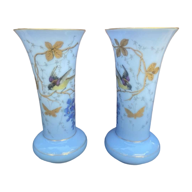 Saint Louis, paire de vases en verre opaline, ca 1940