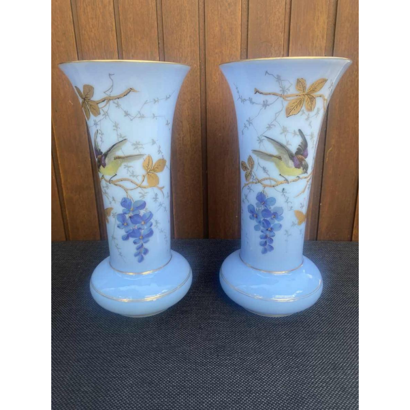 Saint Louis, paire de vases en verre opaline, ca 1940