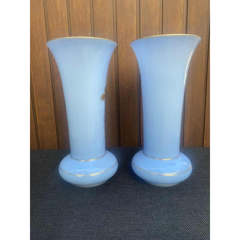 Saint Louis, paar opaline glazen vazen, ca 1940