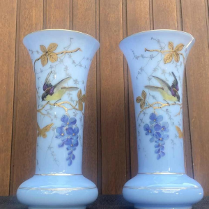 Saint Louis, paar opaline glazen vazen, ca 1940