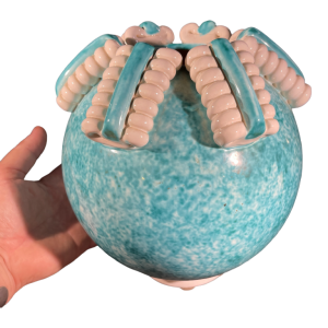 SAINTE-RADEGONDE, vase boule céramique turquoise, ruban blanc " spirale ", 1960