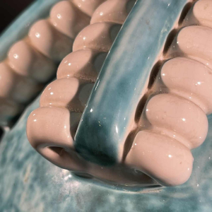 SAINTE-RADEGONDE, vase boule céramique turquoise, ruban blanc " spirale ", 1960