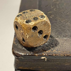 “Statutum est hominibus semel mori” curiositeitsobject - ijdelheid, gepatineerd gipsen sculptuur, ca 1900