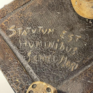 “Statutum est hominibus semel mori“ objet de curiosité - vanité, sculpture en plâtre patiné, ca 1900