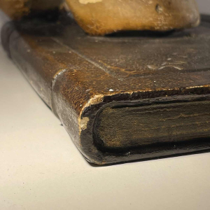 “Statutum est hominibus semel mori” curiositeitsobject - ijdelheid, gepatineerd gipsen sculptuur, ca 1900