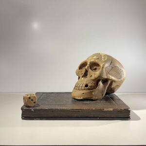 “Statutum est hominibus semel mori“ objet de curiosité - vanité, sculpture en plâtre patiné, ca 1900