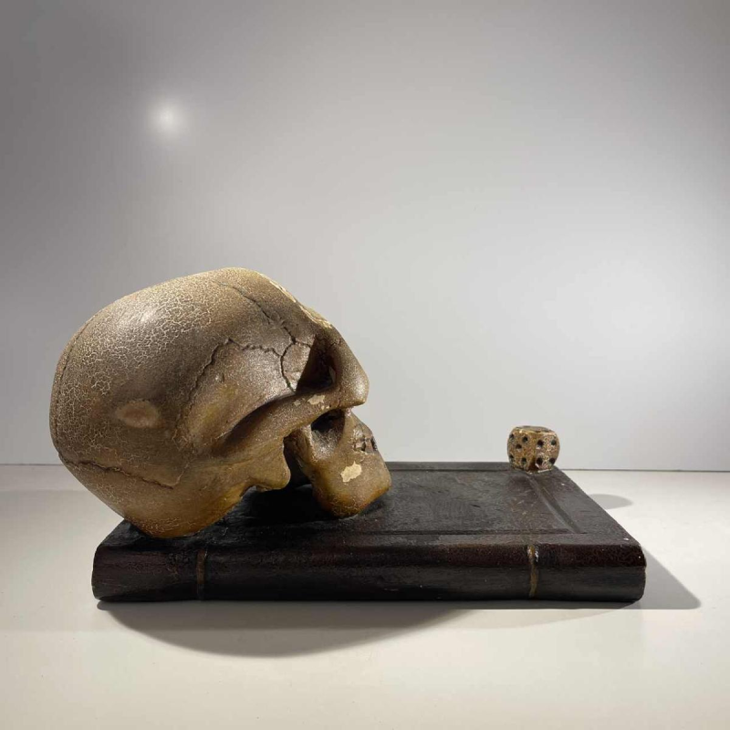 “Statutum est hominibus semel mori“ objet de curiosité - vanité, sculpture en plâtre patiné, ca 1900