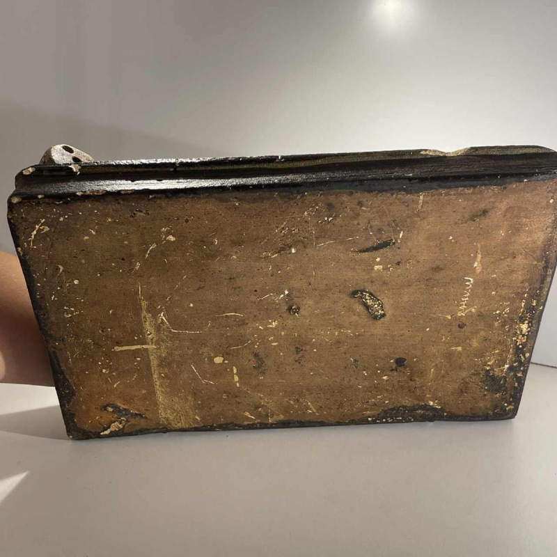 “Statutum est hominibus semel mori” curiositeitsobject - ijdelheid, gepatineerd gipsen sculptuur, ca 1900