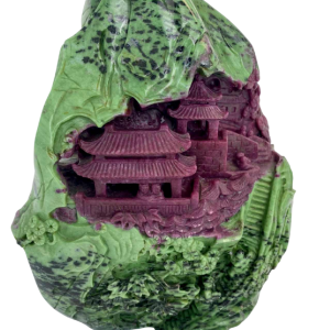 Rocher sculpté en rubis zoïsite représentant un paysage animé asiatique