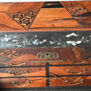 Kusuri Dansu Japonais - Apothekerskistje met Yosegi inlegwerk