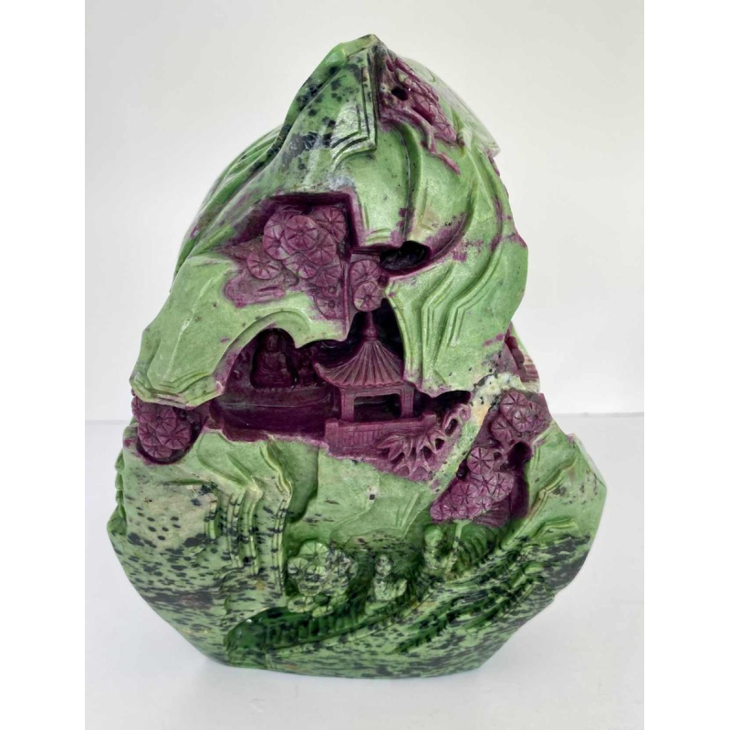 Rocher sculpté en rubis zoïsite représentant un paysage animé asiatique