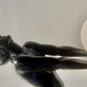 Max le Verrier “La Clarté” sculptuur / Art Deco-lamp, naakte vrouw met een glazen bol, 20e eeuw
