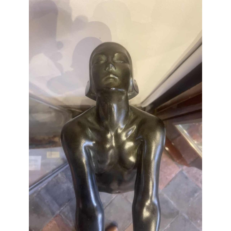 Max le Verrier “La Clarté“ sculpture / lampe Art Déco, femme nue tenant une boule de verre, XXe s