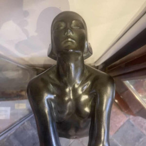 Max le Verrier “La Clarté“ sculpture / lampe Art Déco, femme nue tenant une boule de verre, XXe s