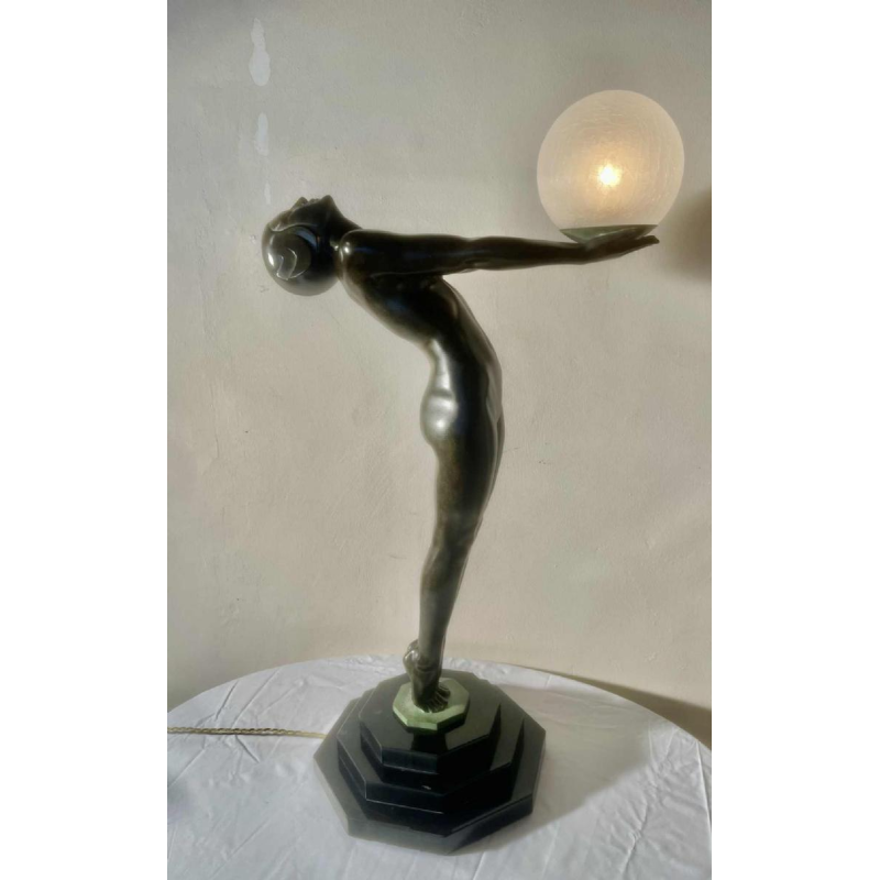 Max le Verrier “La Clarté” sculptuur / Art Deco-lamp, naakte vrouw met een glazen bol, 20e eeuw