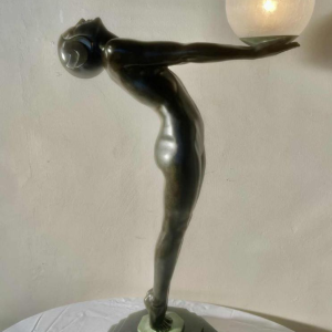 Max le Verrier “La Clarté” sculptuur / Art Deco-lamp, naakte vrouw met een glazen bol, 20e eeuw