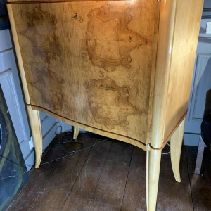 Gebogen Art Deco kast / bar, esdoorn burl en mahonie filet, ca 1930
