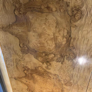 Gebogen Art Deco kast / bar, esdoorn burl en mahonie filet, ca 1930