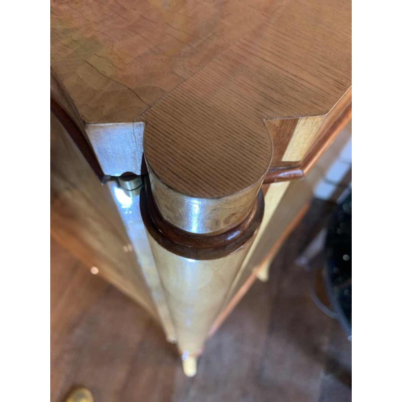 Cabinet / Bar Art DÃ©co galbÃ© en loupe d'Ã©rable et filet d'acajou, ca 1930