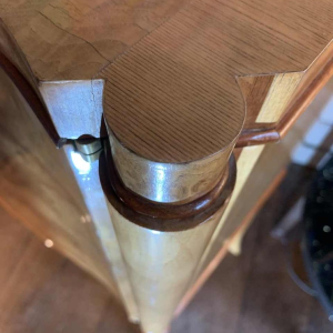 Cabinet / Bar Art DÃ©co galbÃ© en loupe d'Ã©rable et filet d'acajou, ca 1930