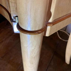 Cabinet / Bar Art DÃ©co galbÃ© en loupe d'Ã©rable et filet d'acajou, ca 1930