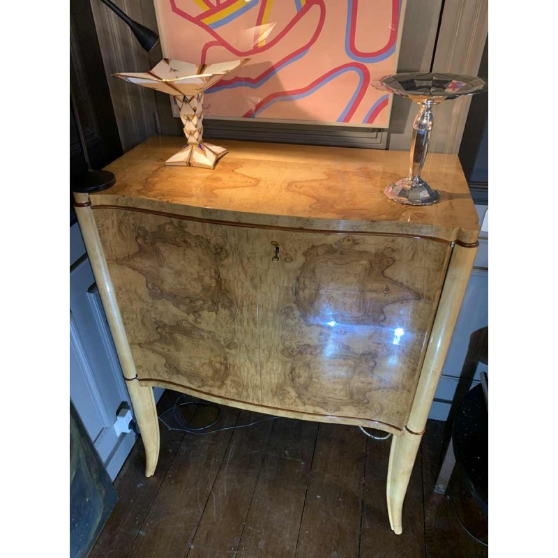 Cabinet / Bar Art DÃ©co galbÃ© en loupe d'Ã©rable et filet d'acajou, ca 1930
