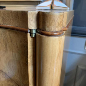 Cabinet / Bar Art DÃ©co galbÃ© en loupe d'Ã©rable et filet d'acajou, ca 1930