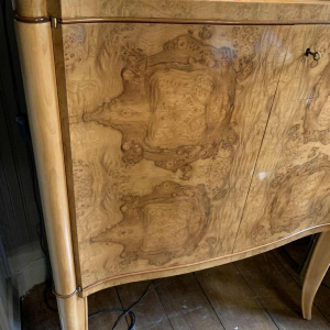 Cabinet / Bar Art DÃ©co galbÃ© en loupe d'Ã©rable et filet d'acajou, ca 1930