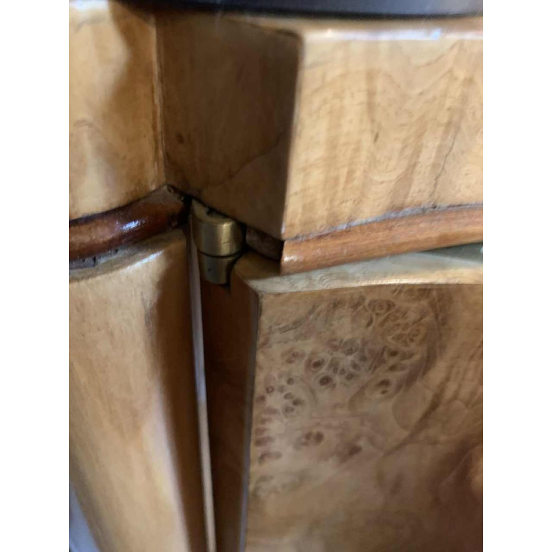 Cabinet / Bar Art DÃ©co galbÃ© en loupe d'Ã©rable et filet d'acajou, ca 1930