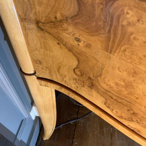 Gebogen Art Deco kast / bar, esdoorn burl en mahonie filet, ca 1930