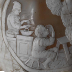 Coquillage avec camée sculpté en relief, 19éme siécle