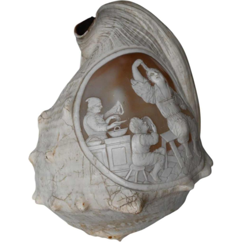 Coquillage avec camée sculpté en relief, 19éme siécle