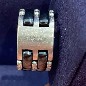 CHANEL “ULTRA“ bague articulée, or gris, céramique et diamants