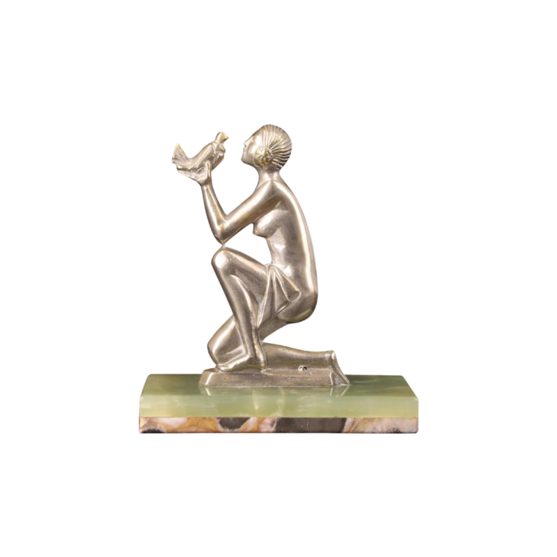 Statuette Art Déco " Jeune femme à l'oiseau" en bronze argenté et onyx