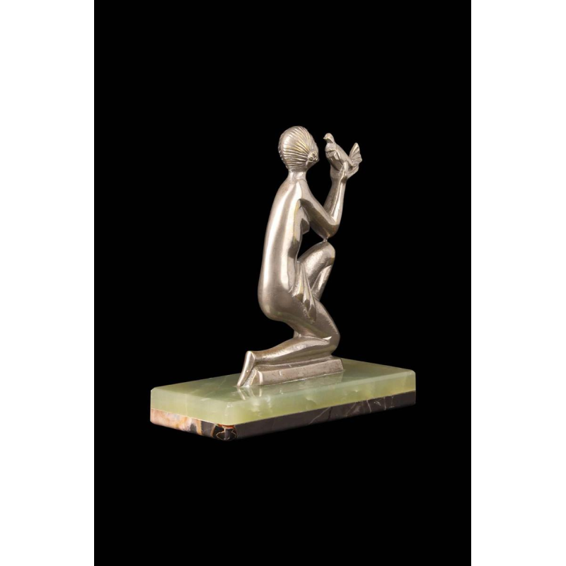 Art Deco beeldje "Jonge vrouw met vogel" in verzilverd brons en onyx
