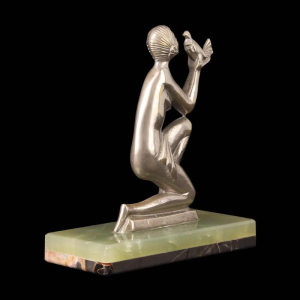 Art Deco beeldje "Jonge vrouw met vogel" in verzilverd brons en onyx