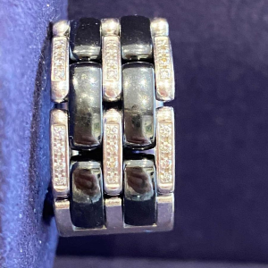 CHANEL “ULTRA“ bague articulée, or gris, céramique et diamants