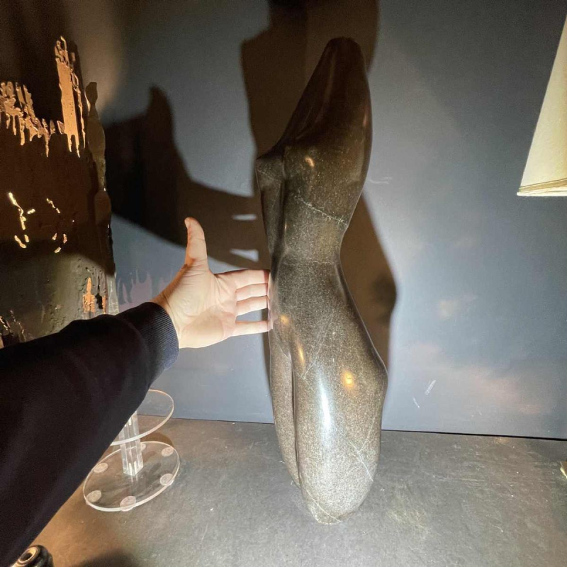 Abstracte sculptuur 'femme nue' in steen (zwart marmer), gesigneerd, 20e eeuw