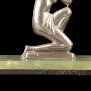 Art Deco statuette "Jeune femme à l'oiseau" in silvered bronze and onyx