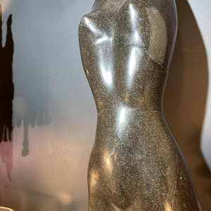 Abstracte sculptuur 'femme nue' in steen (zwart marmer), gesigneerd, 20e eeuw