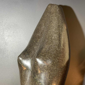 Abstracte sculptuur 'femme nue' in steen (zwart marmer), gesigneerd, 20e eeuw