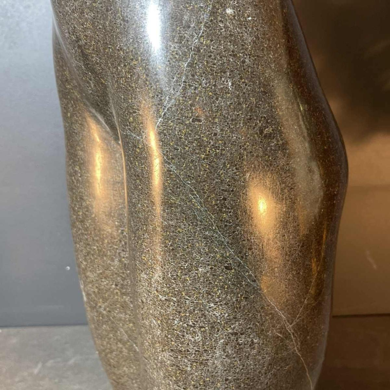 Abstracte sculptuur 'femme nue' in steen (zwart marmer), gesigneerd, 20e eeuw